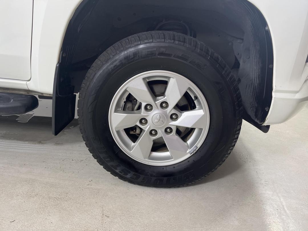 Photo '9' of Mitsubishi Triton