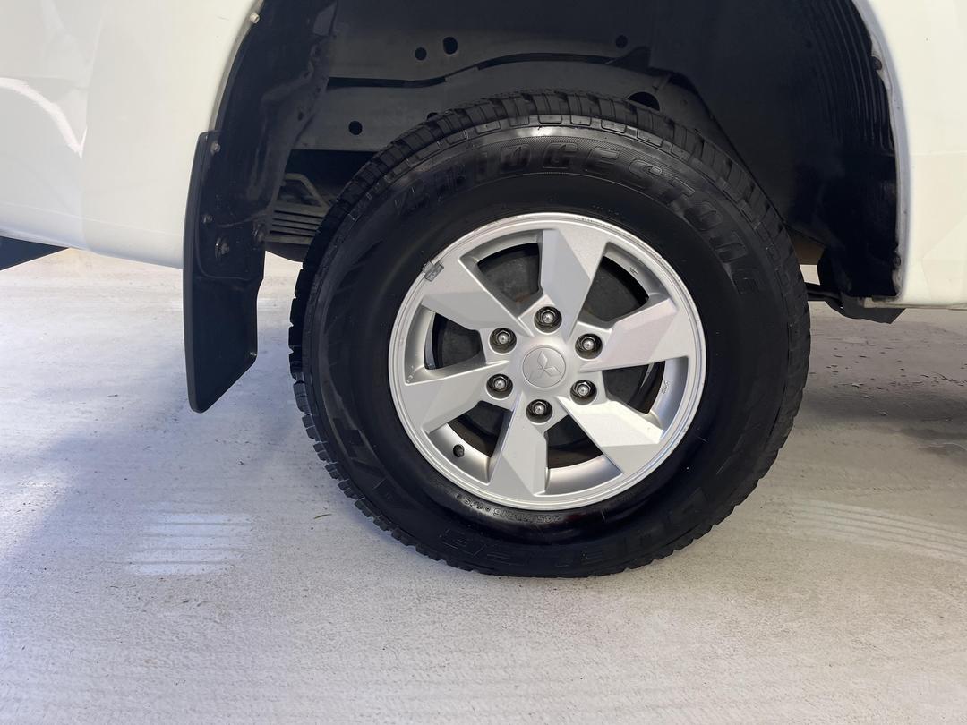 Photo '12' of Mitsubishi Triton