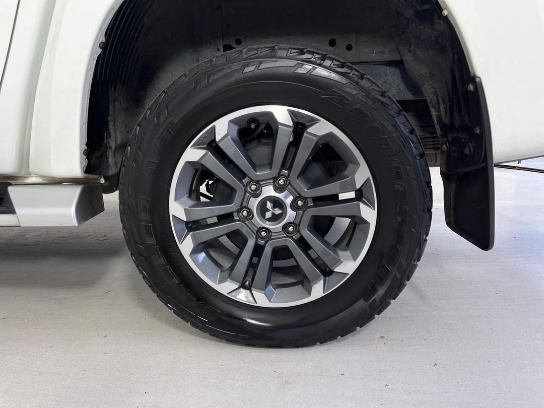 Photo '11' of Mitsubishi Triton