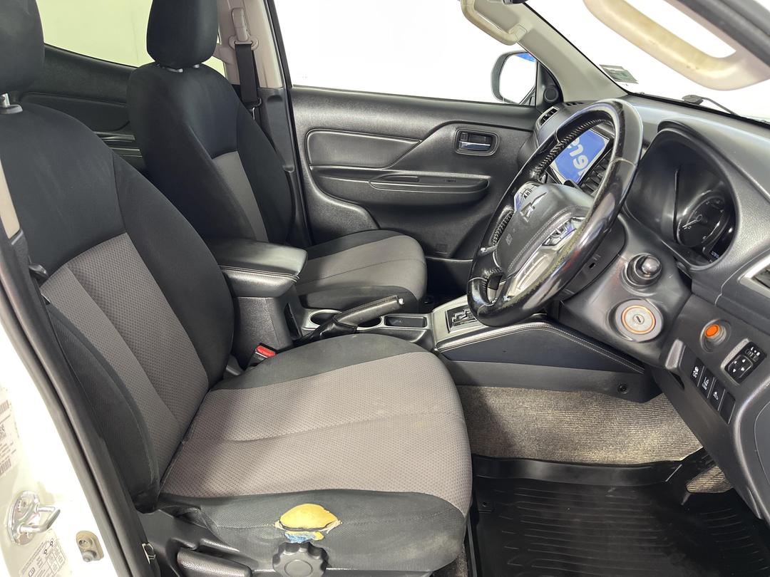 Photo '16' of Mitsubishi Triton