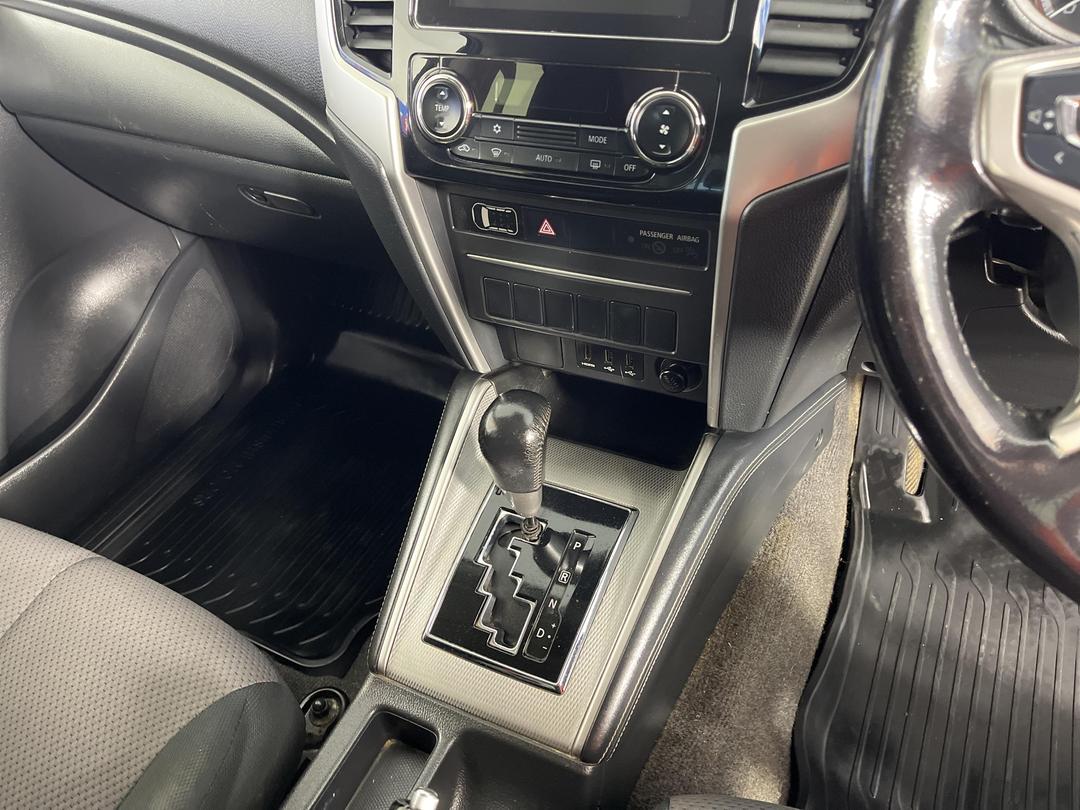 Photo '18' of Mitsubishi Triton