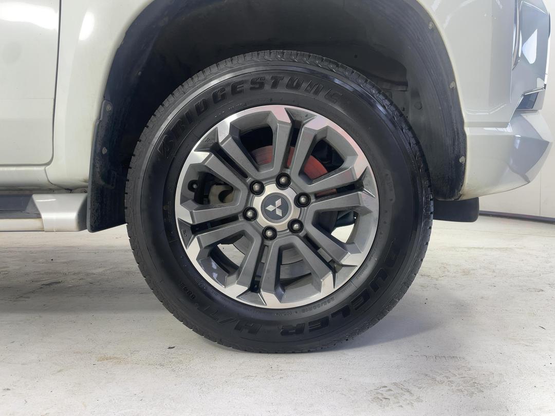 Photo '9' of Mitsubishi Triton