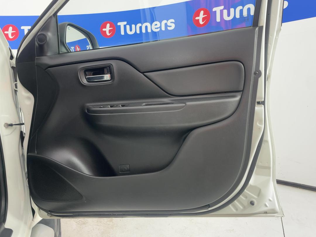 Photo '15' of Mitsubishi Triton