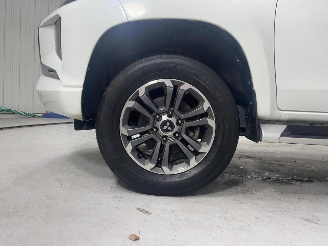 Photo '10' of Mitsubishi Triton