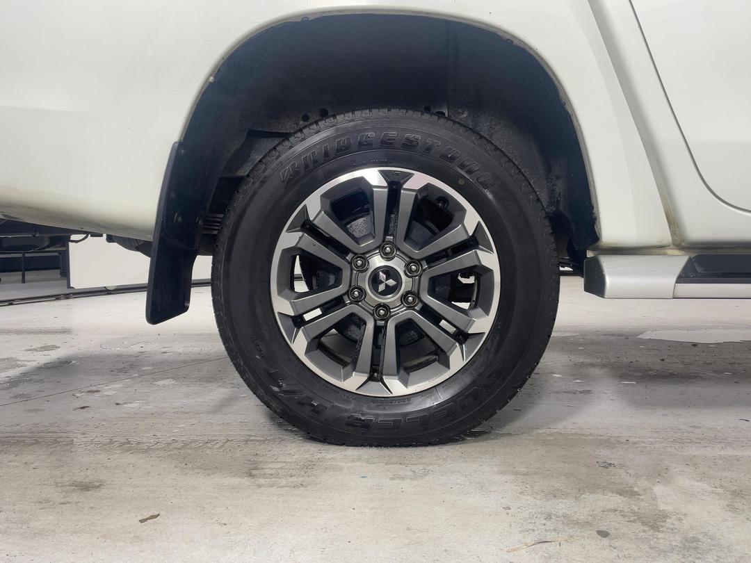 Photo '12' of Mitsubishi Triton