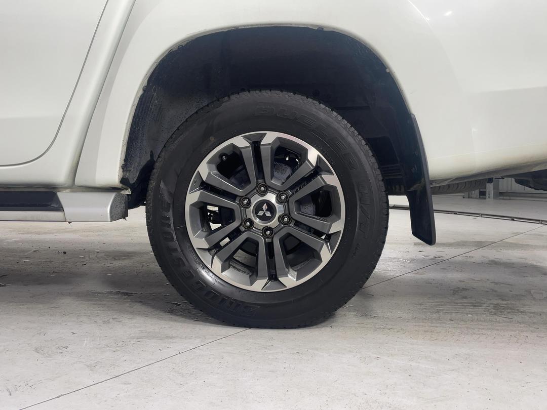 Photo '11' of Mitsubishi Triton