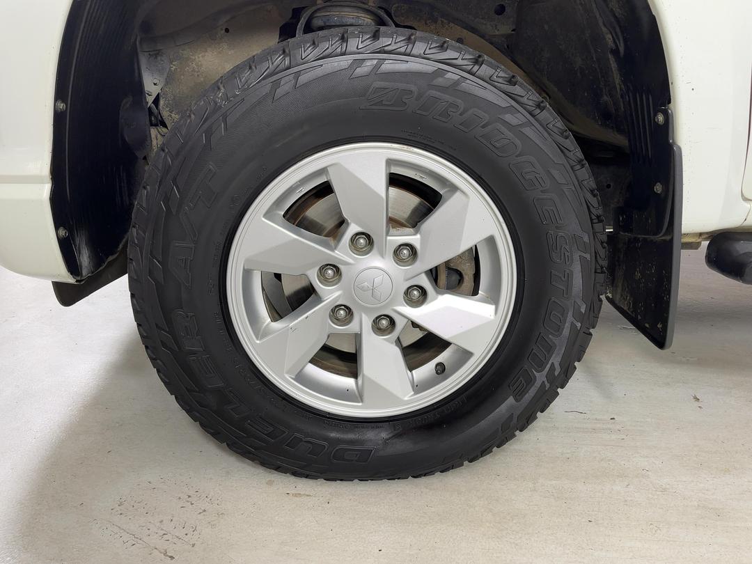 Photo '10' of Mitsubishi Triton