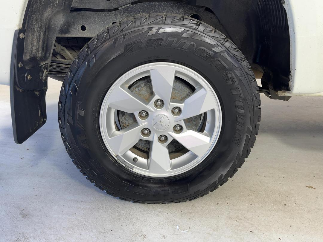 Photo '12' of Mitsubishi Triton