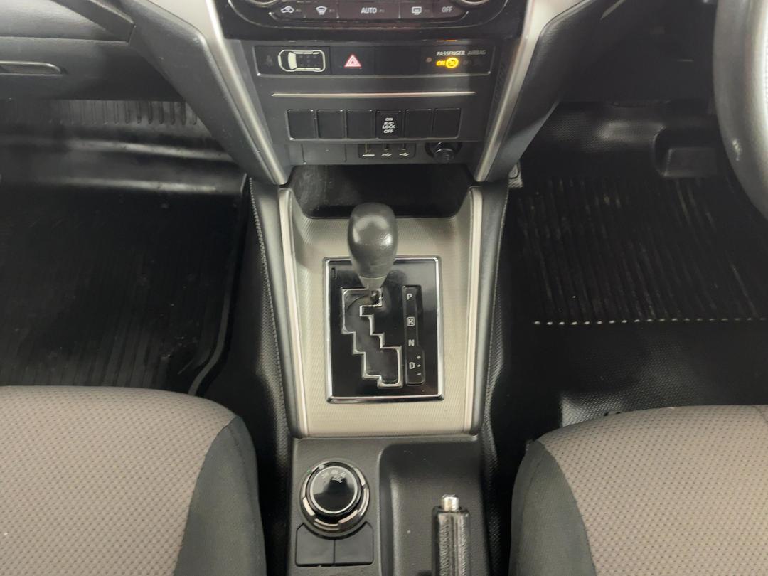 Photo '18' of Mitsubishi Triton