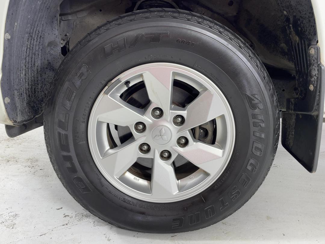 Photo '10' of Mitsubishi Triton