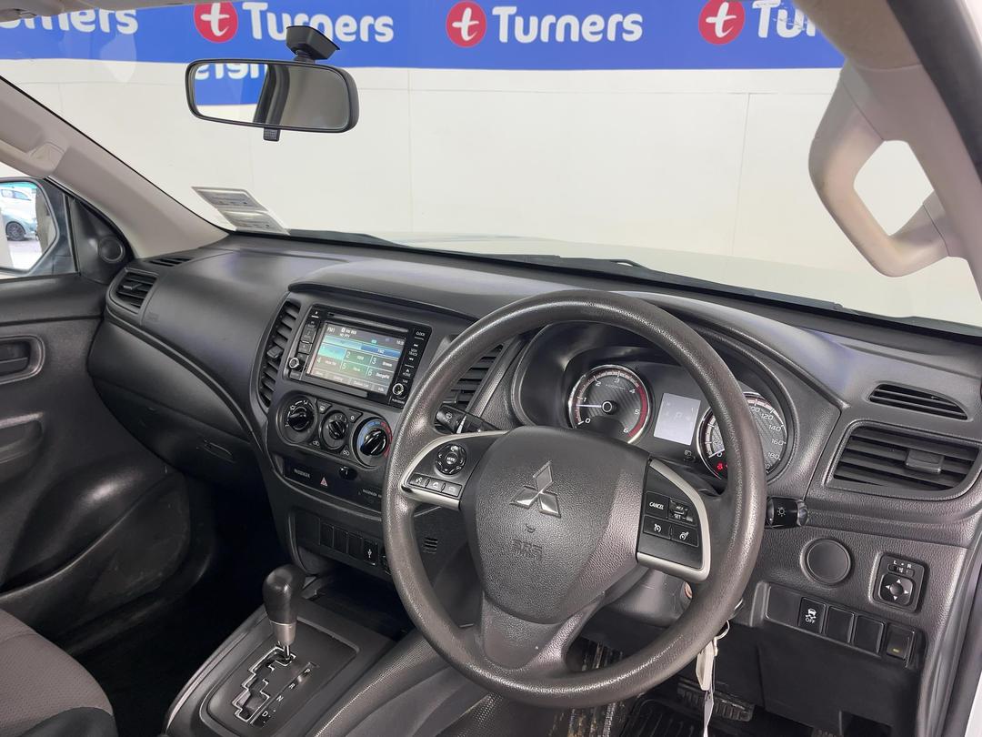 Photo '17' of Mitsubishi Triton