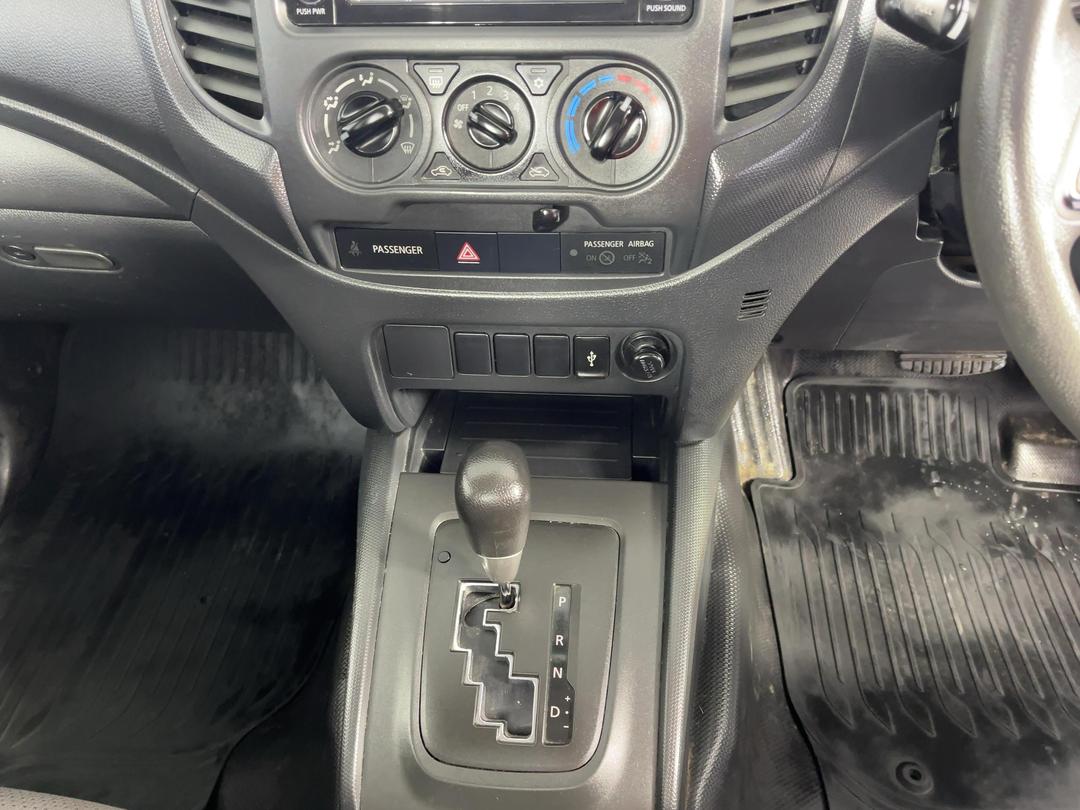 Photo '18' of Mitsubishi Triton