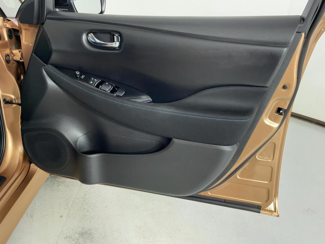 Photo '15' of Nissan Leaf