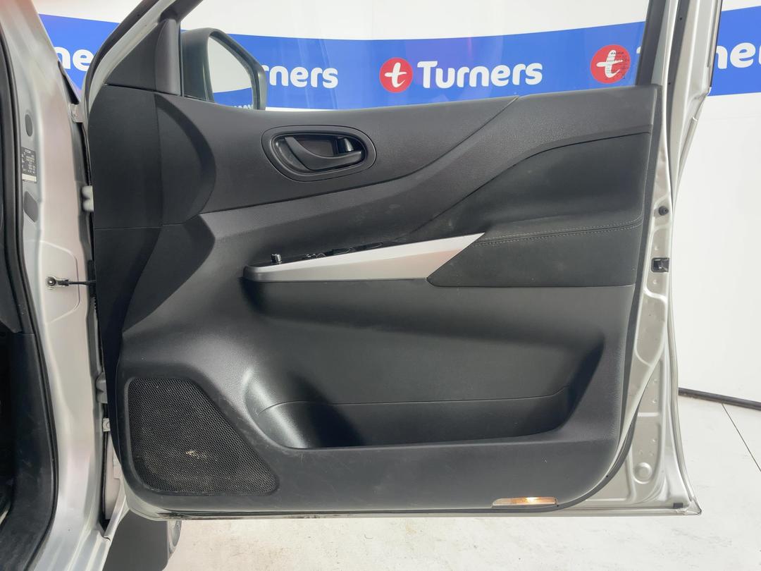 Photo '15' of Nissan Navara