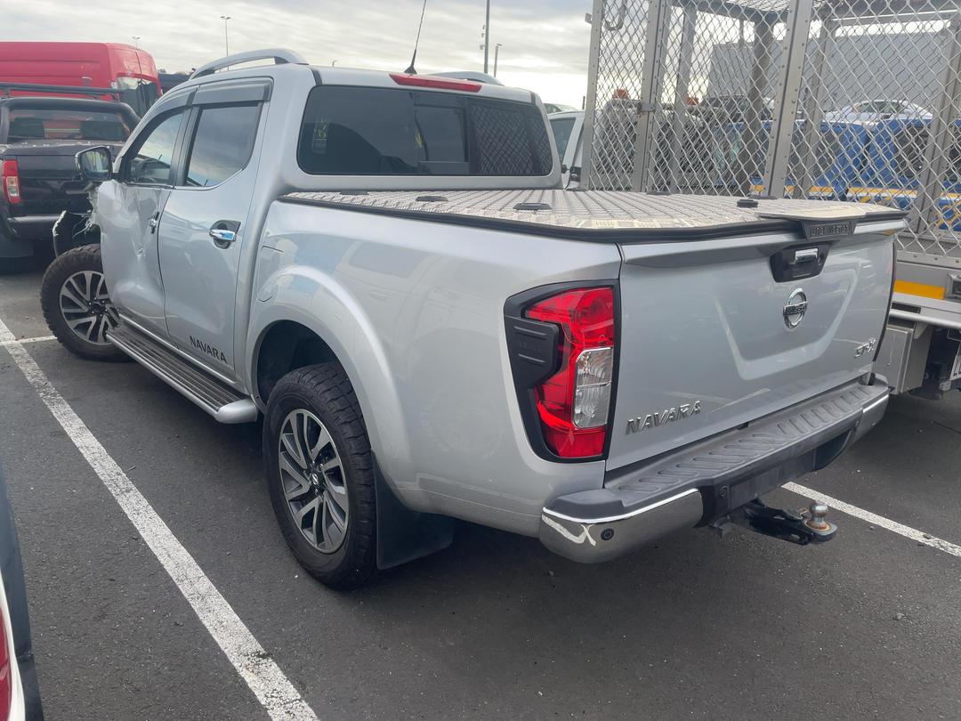 Photo '12' of Nissan Navara ST-X