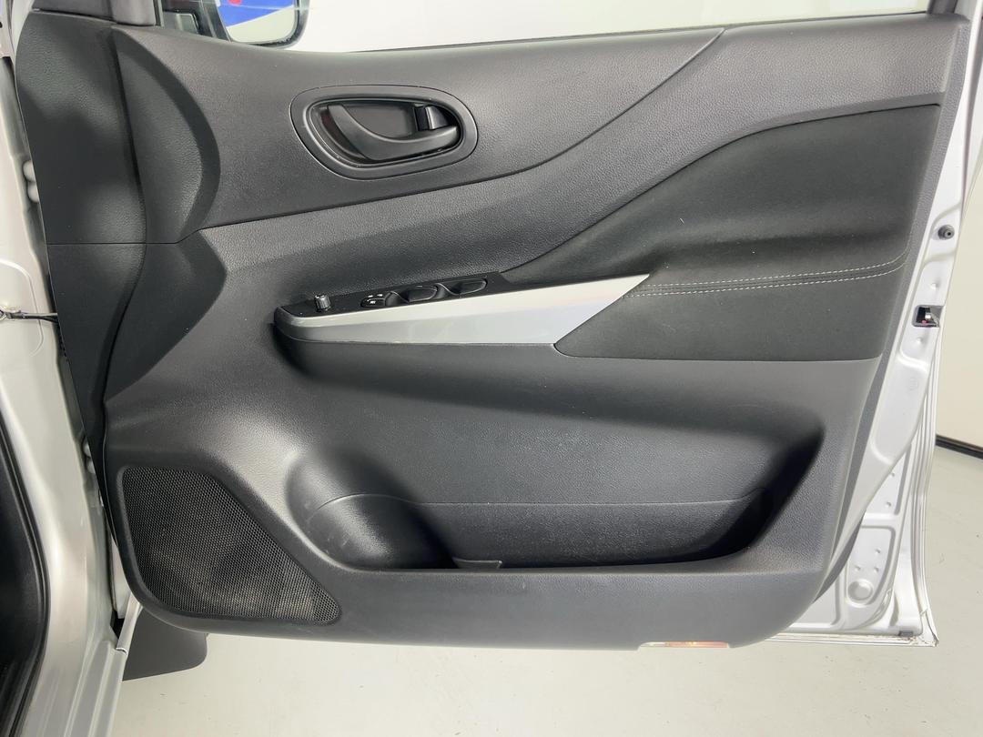 Photo '15' of Nissan Navara