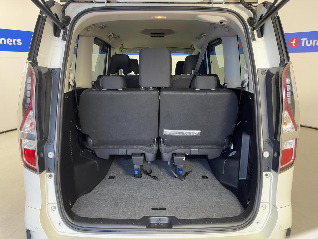 Photo '14' of Nissan Serena