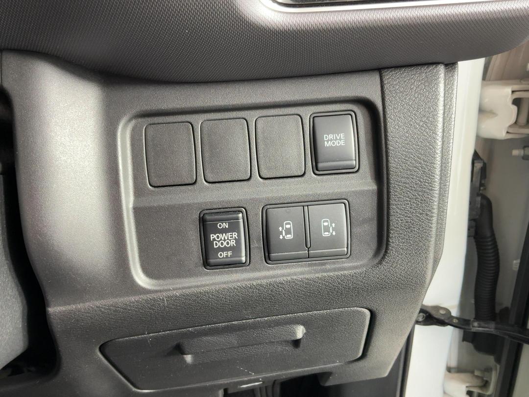 Photo '24' of Nissan Serena