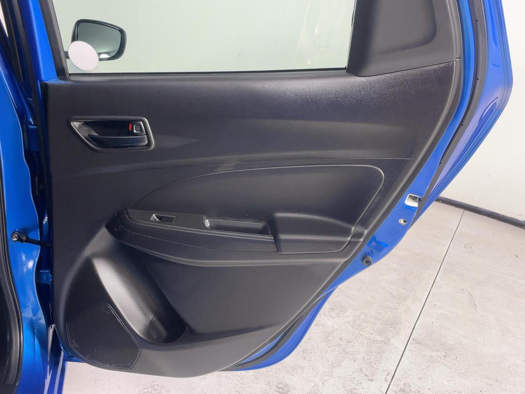 Photo '19' of Suzuki Swift