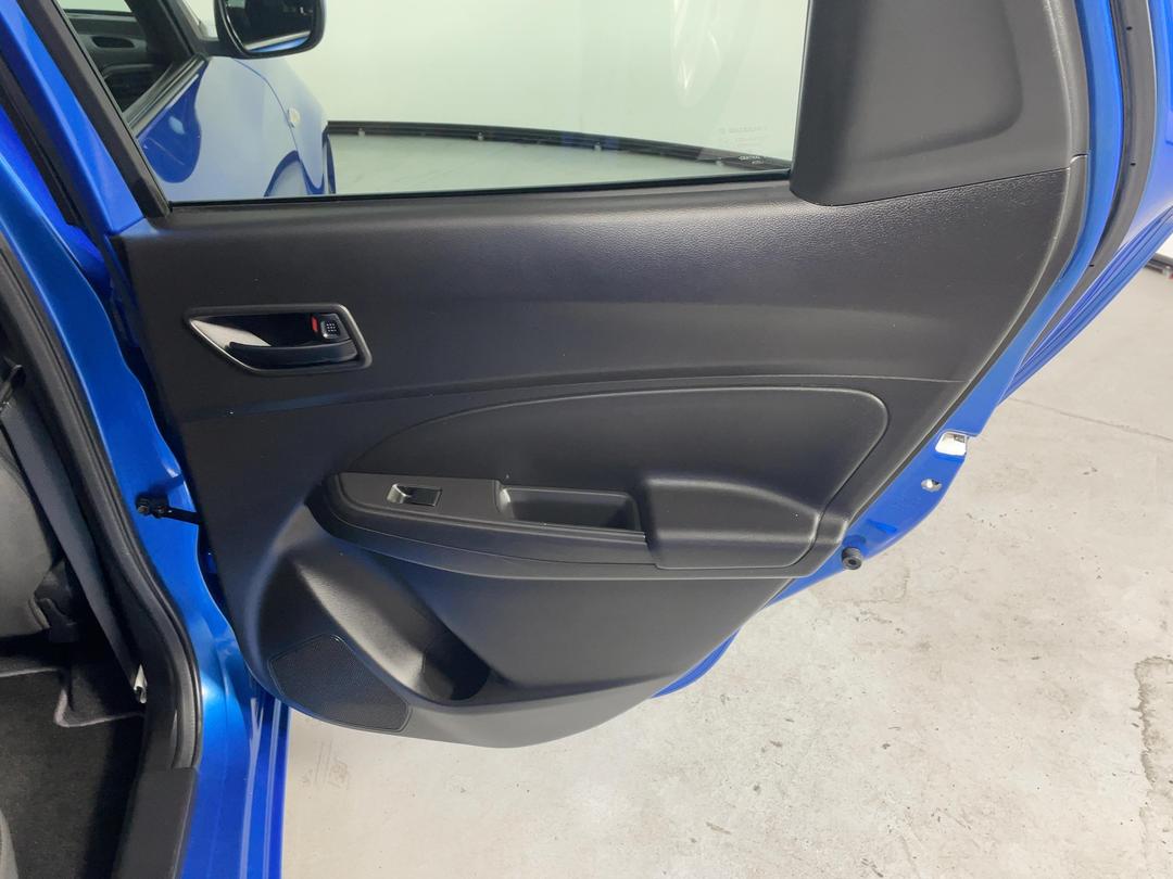 Photo '19' of Suzuki Swift