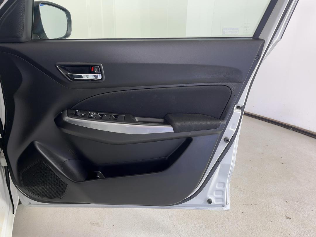 Photo '15' of Suzuki Swift