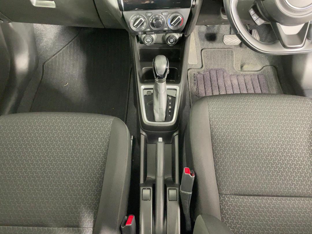Photo '18' of Suzuki Swift