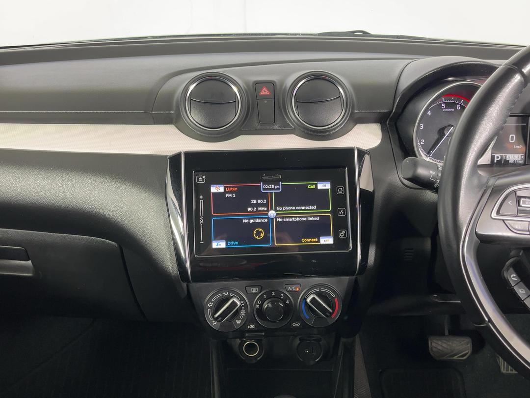 Photo '18' of Suzuki Swift