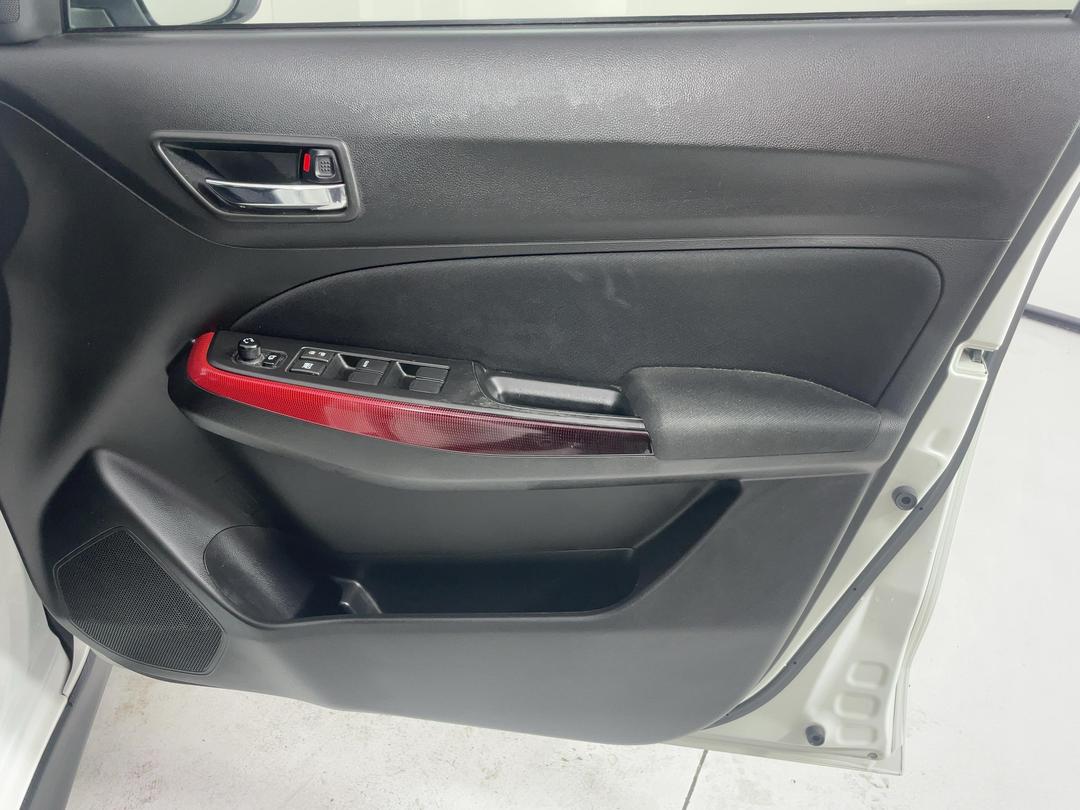 Photo '15' of Suzuki Swift