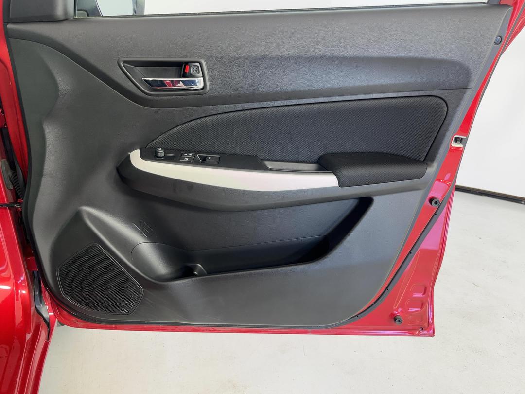 Photo '15' of Suzuki Swift