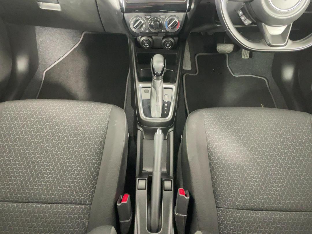 Photo '18' of Suzuki Swift