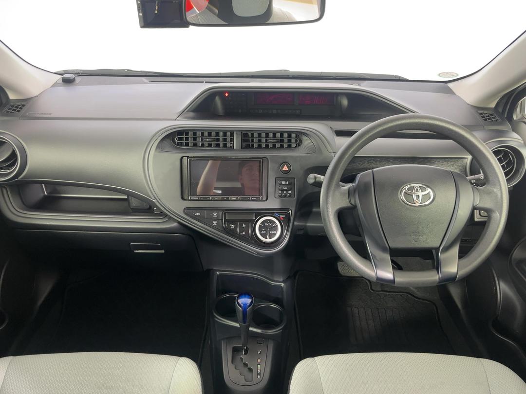 Photo '17' of Toyota Aqua