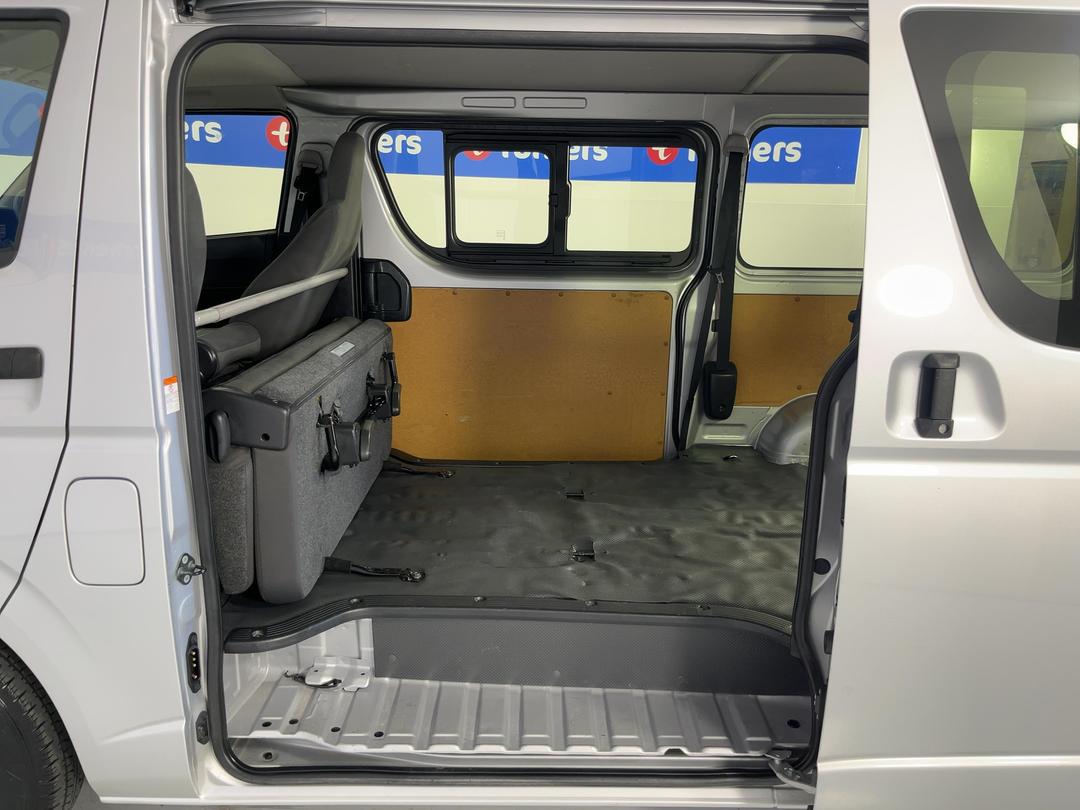 Photo '24' of Toyota Hiace