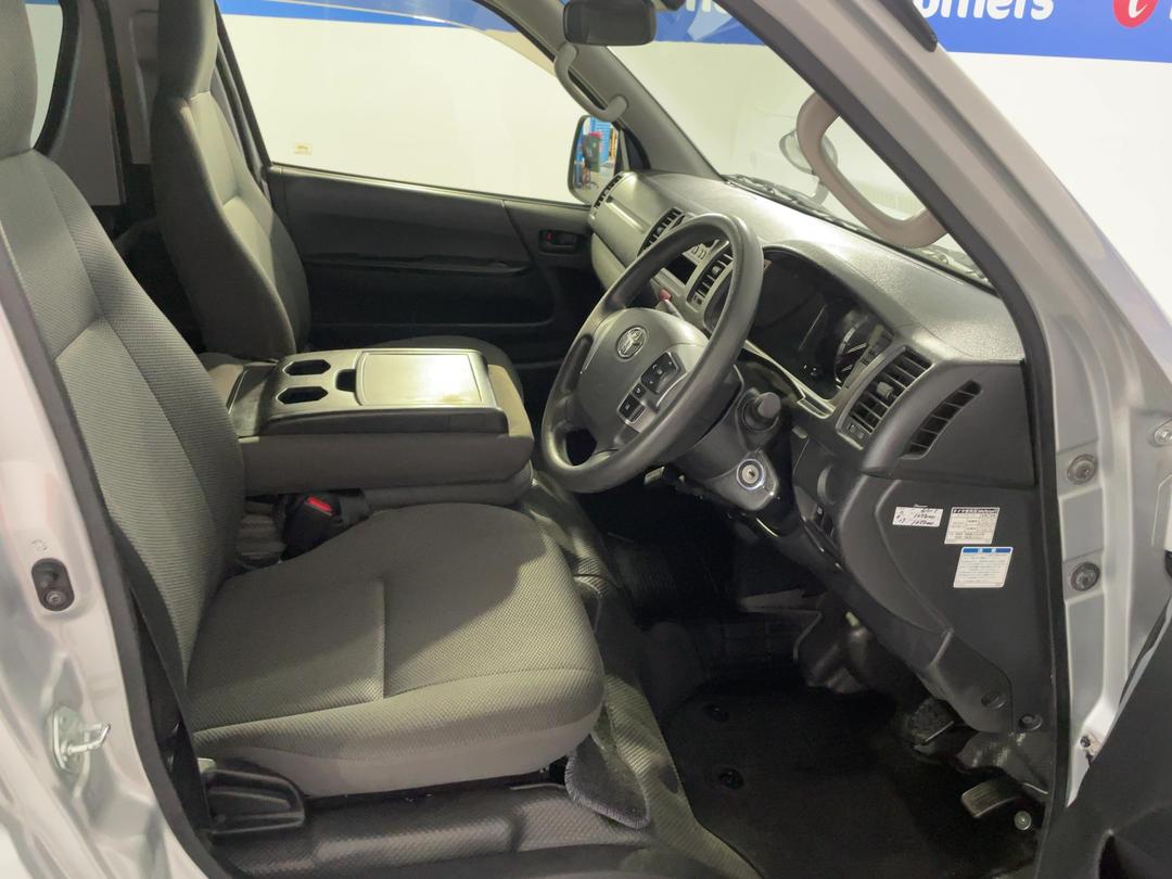 Photo '16' of Toyota Hiace