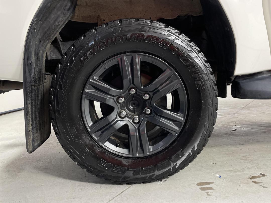 Photo '12' of Toyota Hilux