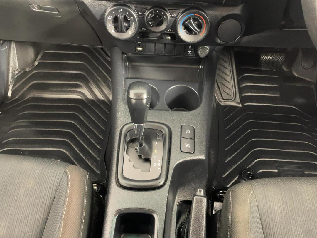 Photo '18' of Toyota Hilux