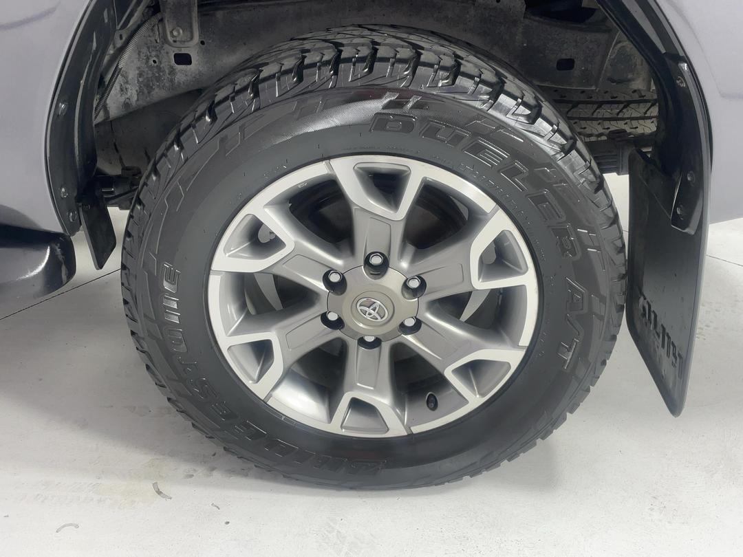 Photo '11' of Toyota Hilux