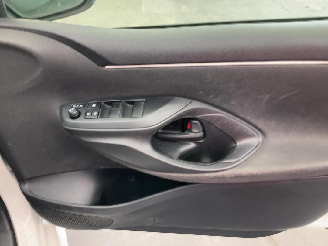 Photo '4' of Toyota Yaris GX