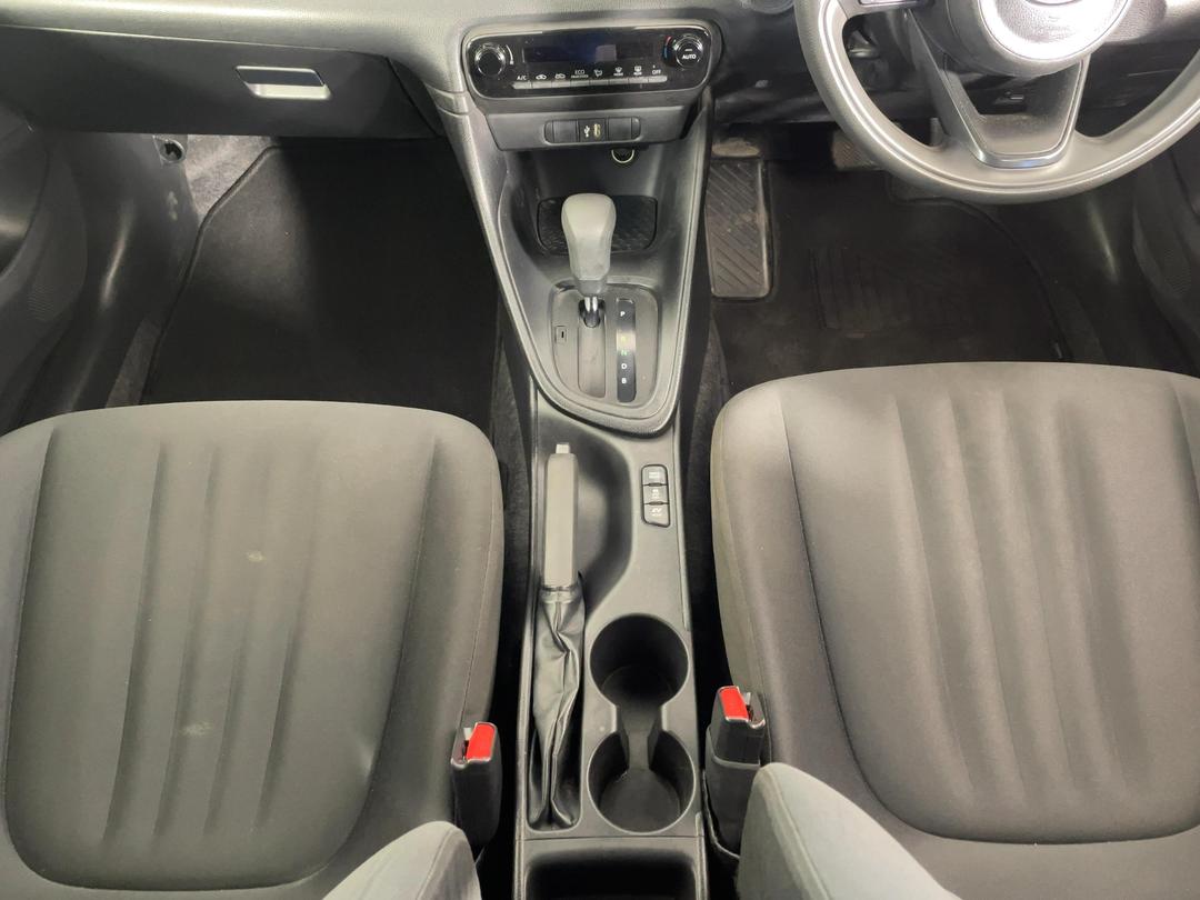 Photo '18' of Toyota Yaris