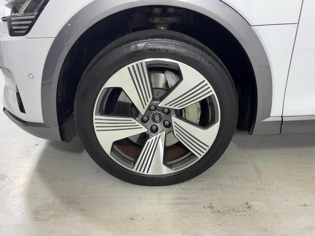 Photo '10' of Audi E-Tron
