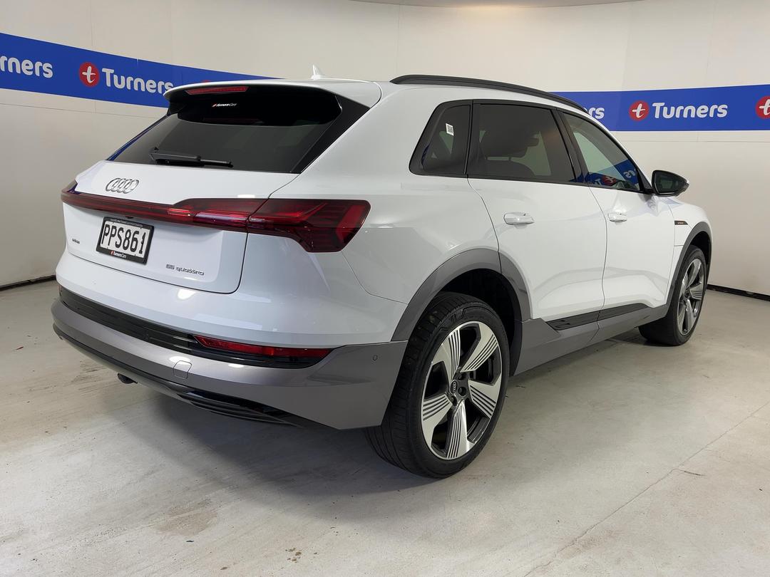 Photo '7' of Audi E-Tron