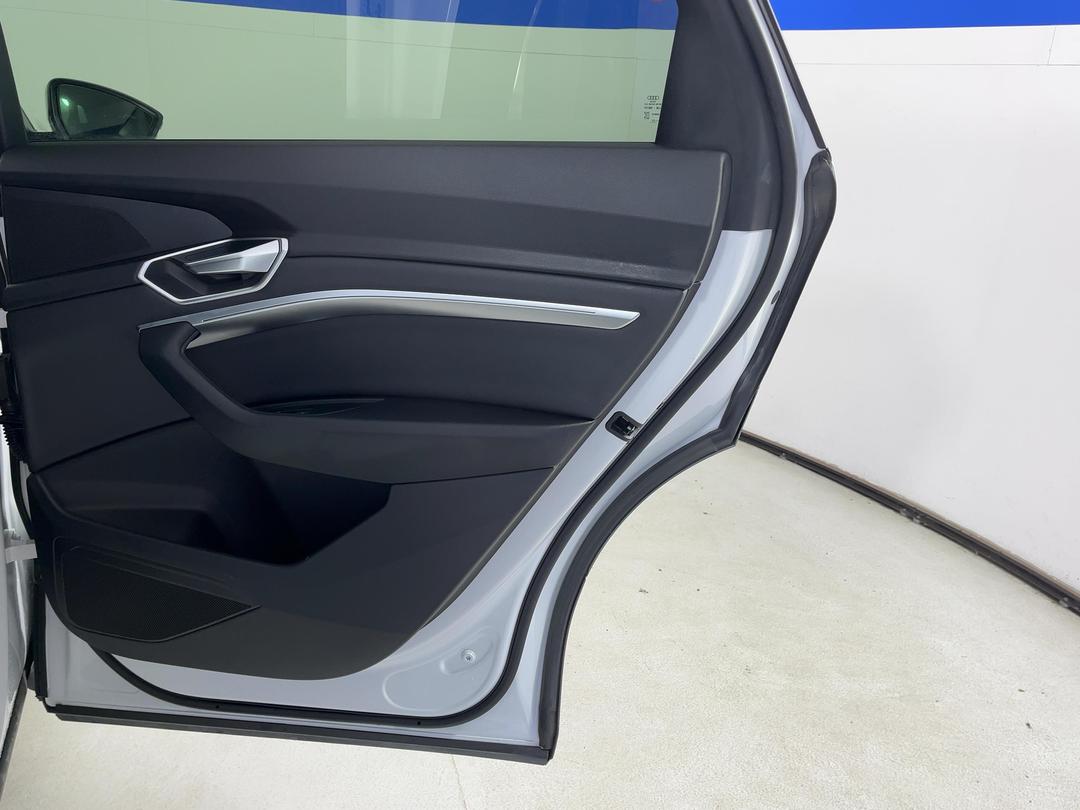 Photo '19' of Audi E-Tron