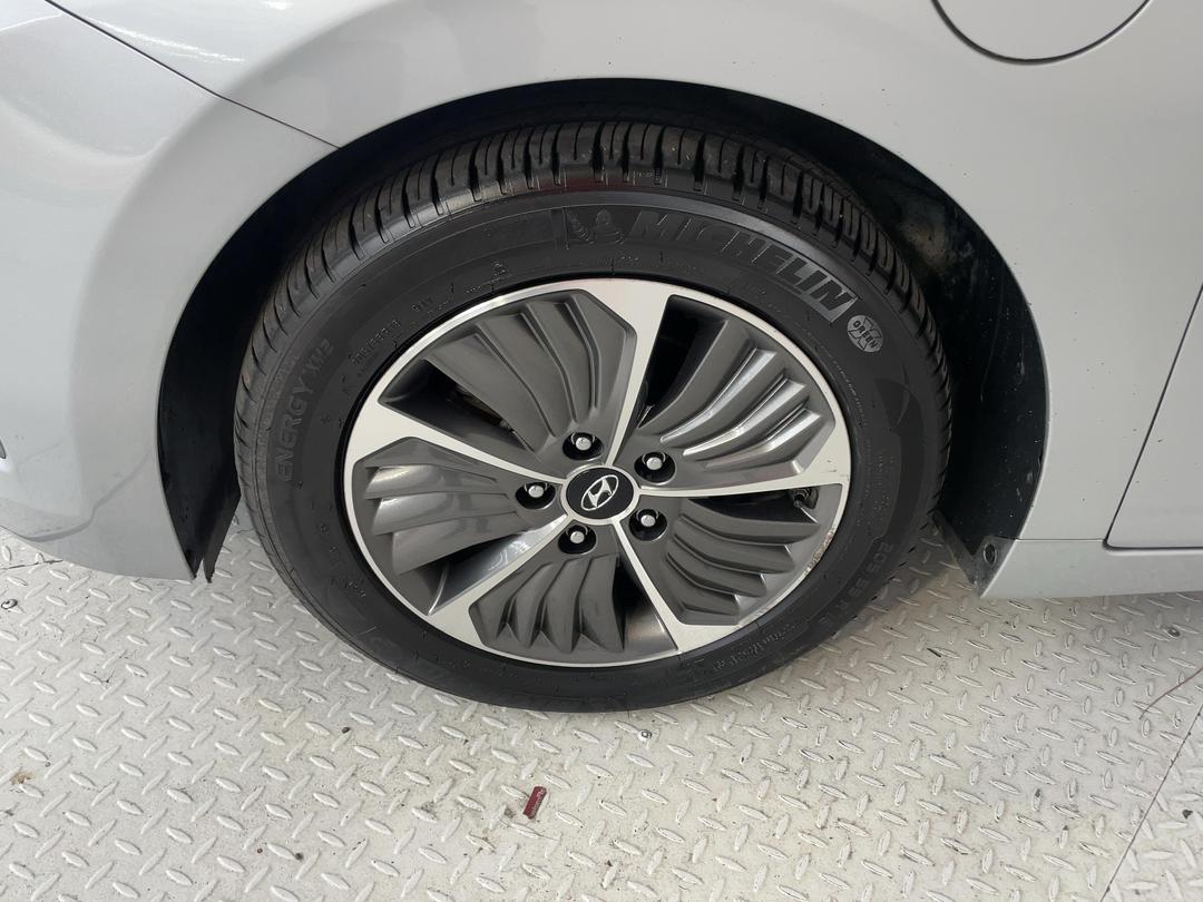 Photo '10' of Hyundai Ioniq