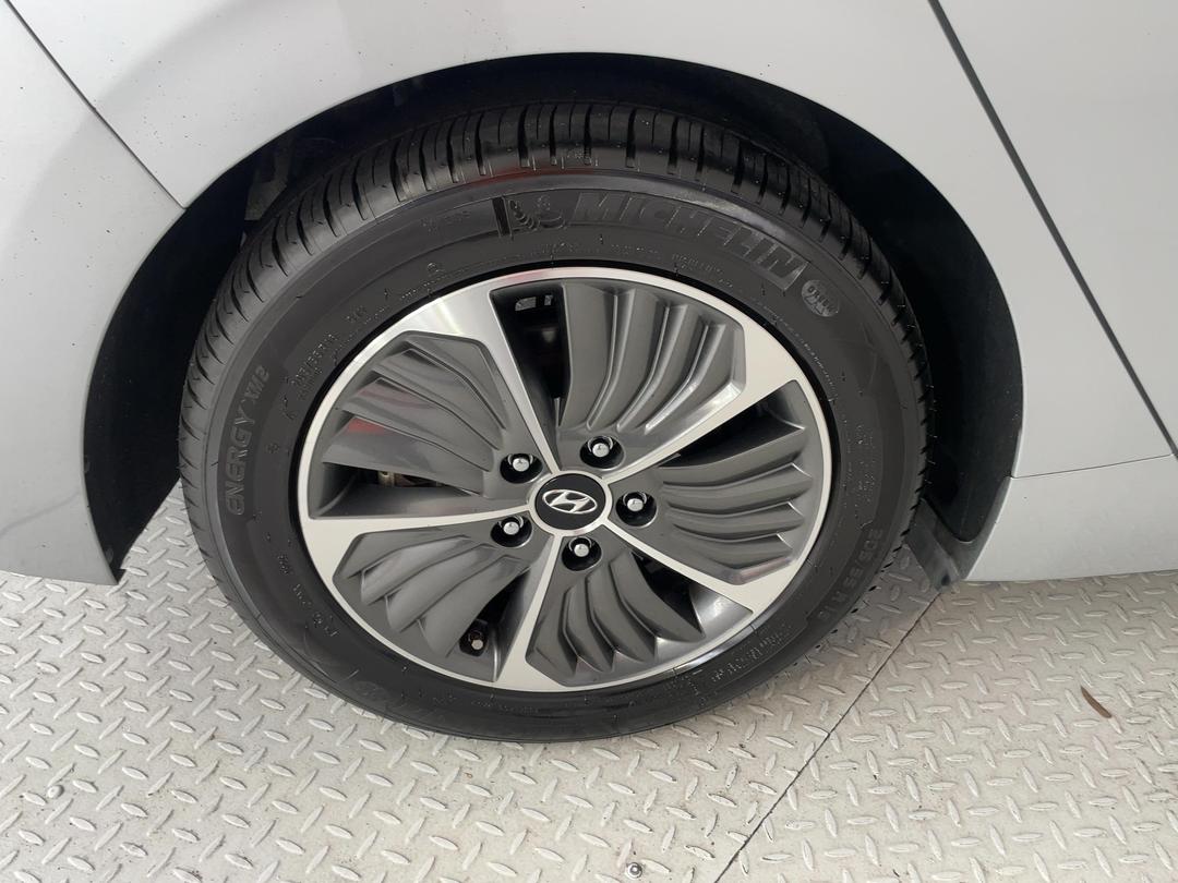 Photo '12' of Hyundai Ioniq
