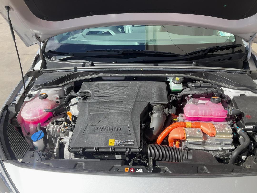 Photo '2' of Hyundai Ioniq Hybrid Photo '2' of Hyundai Ioniq Hybrid