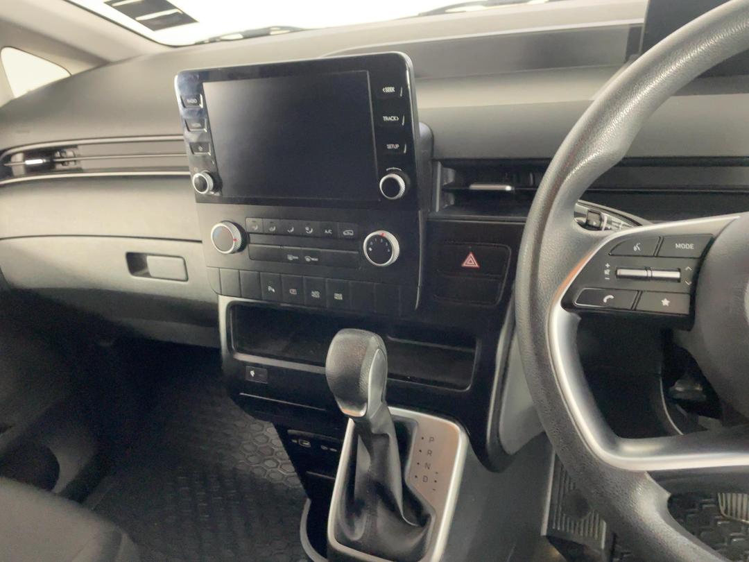 Photo '18' of Hyundai Staria Load