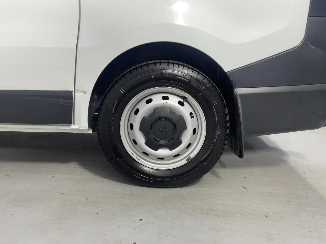 Photo '11' of Mitsubishi Express