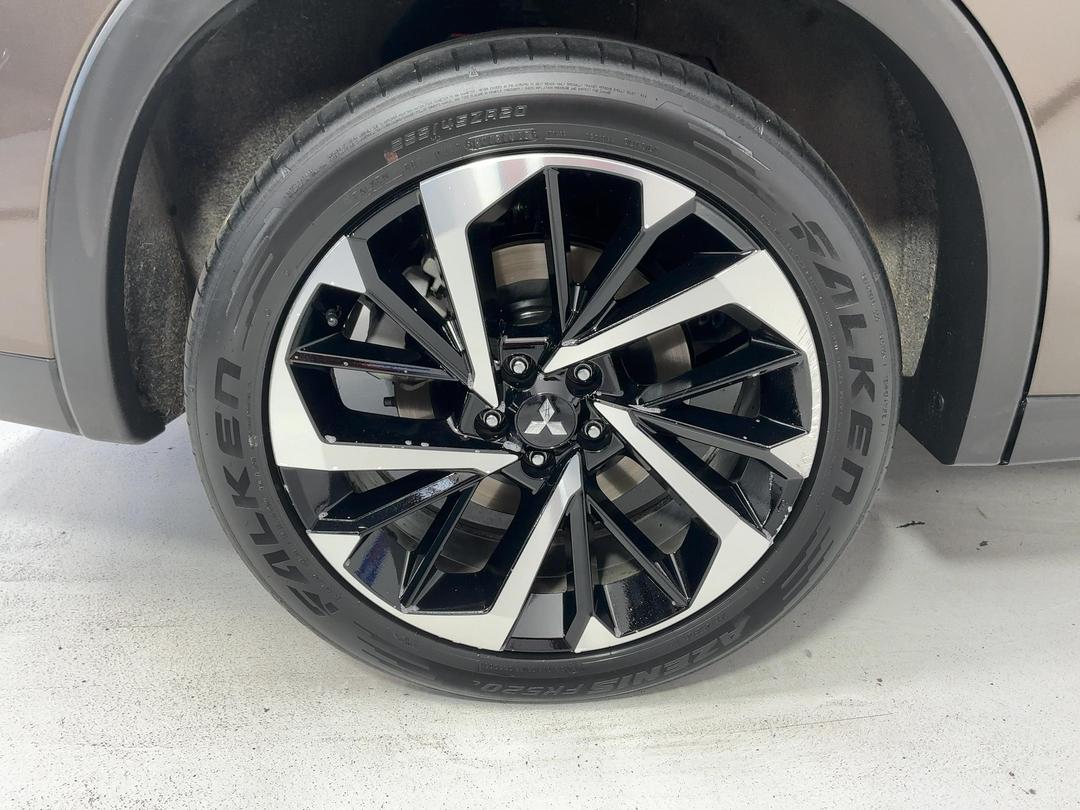Photo '12' of Mitsubishi Outlander