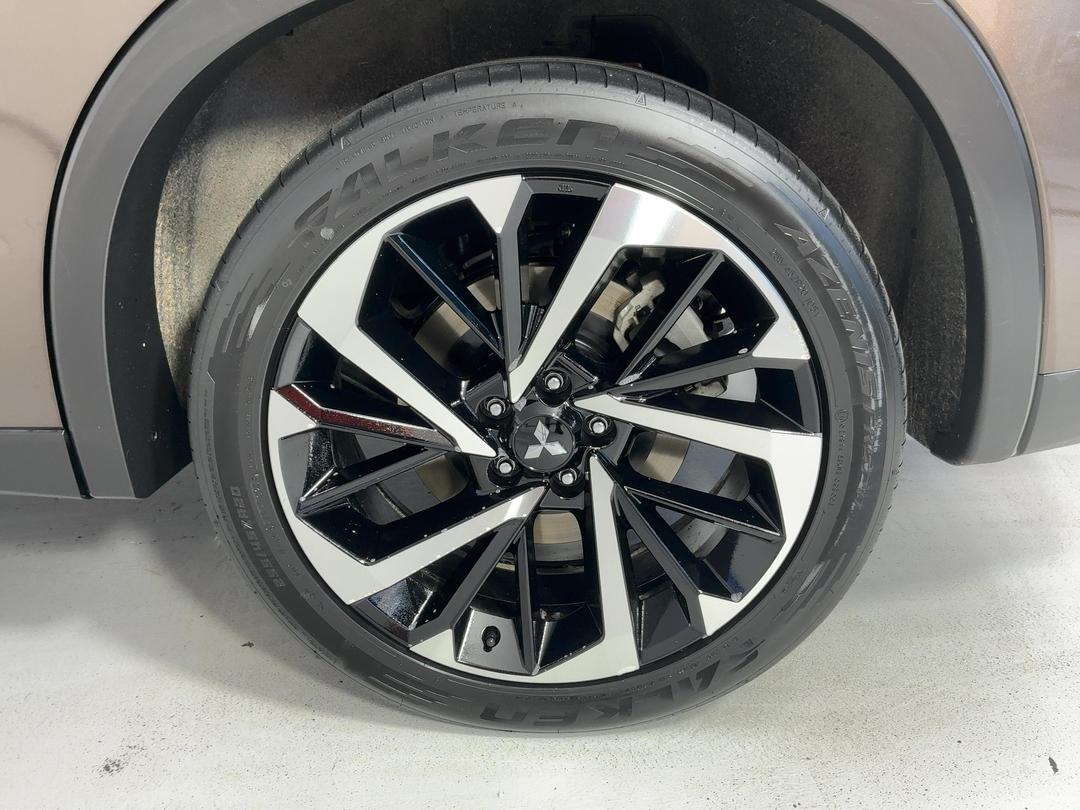 Photo '11' of Mitsubishi Outlander