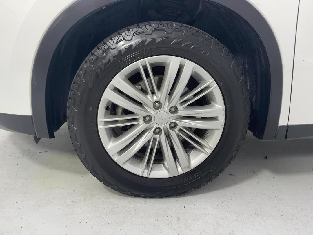 Photo '10' of Mitsubishi Outlander