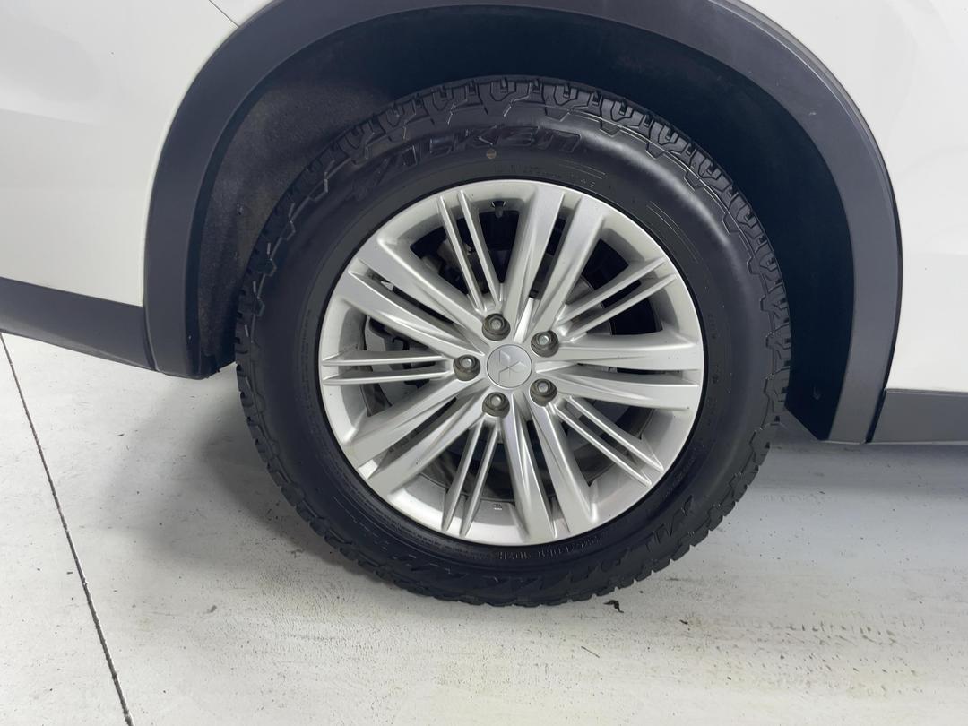 Photo '12' of Mitsubishi Outlander